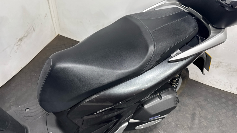 (23MY) Honda SH125i with Top Box